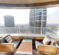 Elegantný byt na mieru s panorámou hradu  - Balkón s výhľadom na Továrenskú ulicu v Bratislave, vybavený pohodlným sedením.