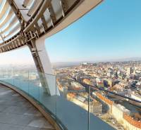 Elegantný byt na mieru s panorámou hradu  - Pohľad na panorámu Bratislavy z vyhliadkovej plošiny cez sklené zábradlie.