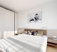 Elegantný byt na mieru s panorámou hradu  - Spálňa v 3-izbovom byte s veľkou posteľou, podlahou s dreveným dekorom, obrazom a skriňou.