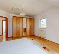 RIVERS - Veľkorysý rodinný dom po rekonštrukcii  - Spálňa v rodinnom dome s podlahou s dreveným dekorom a skriňou so zrkadlom.