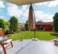 RIVERS - Veľkorysý rodinný dom po rekonštrukcii  - Terasa rodinného domu na Puškinovej v Ivanke pri Dunaji, záhrada s trávnikom a dreveným altánkom.