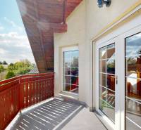 RIVERS - Veľkorysý rodinný dom po rekonštrukcii  - Balkón rodinného domu na Puškinovej ulici v Ivanke pri Dunaji so záhradným výhľadom.