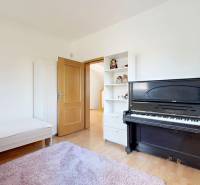 RIVERS - Veľkorysý rodinný dom po rekonštrukcii  - Izba v rodinnom dome s klavírom, posteľou, policovou skriňou a podlahou s dreveným dekorom.