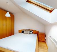 RIVERS - Veľkorysý rodinný dom po rekonštrukcii  - Spálňa v rodinnom dome s posteľou, strešným oknom a podlahou s dreveným dekorom.