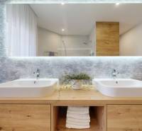 RIVERS - Veľkorysý rodinný dom po rekonštrukcii  - Kúpeľňa s dvoma umývadlami a veľkým zrkadlom v Rodinnom dome.