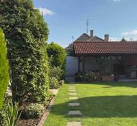 RIVERS - Veľkorysý rodinný dom po rekonštrukcii  - Záhrada rodinného domu na Puškinovej v Ivanke pri Dunaji, so zeleným trávnikom a altánkom.