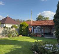 RIVERS - Veľkorysý rodinný dom po rekonštrukcii  - Záhrada rodinného domu na Puškinovej v Ivanke pri Dunaji s altánkom a zeleňou.