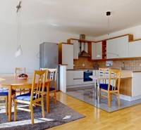 RIVERS - Veľkorysý rodinný dom po rekonštrukcii  - Kuchyňa v Rodinnom dome s jedálňou, dreveným dekorom a veľkými oknami.