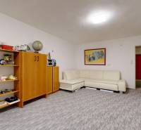 RIVERS - Veľkorysý rodinný dom po rekonštrukcii  - Obývacia izba v Rodinnom dome s bielou sedačkou, poličkami na hračky a obrazom na stene.