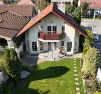 RIVERS - Veľkorysý rodinný dom po rekonštrukcii  - Rodinný dom na Puškinovej ulici v Ivanke pri Dunaji so záhradou a terasou.