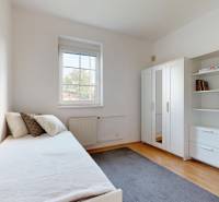 RIVERS - Veľkorysý rodinný dom po rekonštrukcii  - Spálňa v rodinnom dome s posteľou, skriňou a poličkami; podlaha s dreveným dekorom.