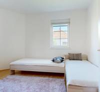 RIVERS - Veľkorysý rodinný dom po rekonštrukcii  - Svetlá izba v rodinnom dome s dvomi jednolôžkami a podlahou s dreveným dekorom.