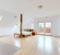 RIVERS - Veľkorysý rodinný dom po rekonštrukcii  - Interiér rodinného domu s krbovými kachľami, posteľou a podlahou s dreveným dekorom.