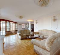 Veľkometrážny byt na Slavíne s výhľadom na mesto - Interiér 5 a viac izbového bytu s elegantným nábytkom na ulici Havlíčkova.