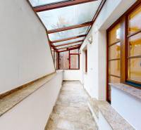 Veľkometrážny byt na Slavíne s výhľadom na mesto - Úzka chodba s preskleným stropom, nachádzajúca sa v 5 a viac izbovom byte na ulici Havlíčkova.