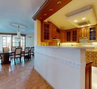 Veľkometrážny byt na Slavíne s výhľadom na mesto - Veľká kuchyňa a jedáleň s lustrom, na ulici Havlíčkova, päť a viac izbový byt.