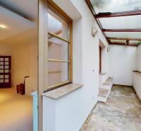 Veľkometrážny byt na Slavíne s výhľadom na mesto - Interiér bytu na ulici Havlíčkova so schodiskom a presklenou strechou v 5 a viac izbovom byte.