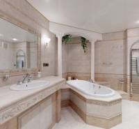 Veľkometrážny byt na Slavíne s výhľadom na mesto - Kúpeľňa s vaňou, dvomi umývadlami a obkladom v päť a viac izbovom byte.