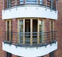 Veľkometrážny byt na Slavíne s výhľadom na mesto - Tehlová fasáda budovy na ulici Havlíčkova so zaobleným balkónom zaujme priestrannou dispozíciou 5 a viac izbového bytu.