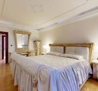 Veľkometrážny byt na Slavíne s výhľadom na mesto - Luxusná spálňa s výrazným nábytkom a zrkadlom, vhodná pre 5 a viac izbový byt.