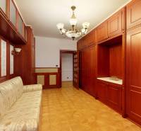 Veľkometrážny byt na Slavíne s výhľadom na mesto - Interiér s dreveným nábytkom a ornamentálnym gaučom na ulici Havlíčkova v 5 izbovom byte.