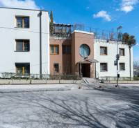 Veľkometrážny byt na Slavíne s výhľadom na mesto - Na ulici Havlíčkova stojí budova s veľkými oknami a terasou, 5 a viac izbový byt.