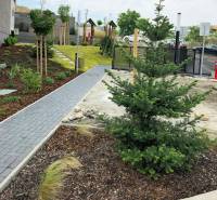 RIVERS I Prémiový 4-izbový byt s panoramatickým výhľadom na mesto - Záhrada s vysadeným stromom a chodníkom v okolí Bratislavy - Nového Mesta na ulici Na Roličkách.