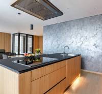 RIVERS I Prémiový 4-izbový byt s panoramatickým výhľadom na mesto - Kuchyňa v 4-izbovom byte s podlahou s dreveným dekorom a jedálenským kútom.