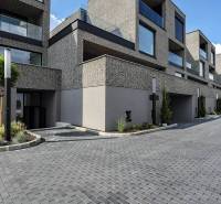 RIVERS I Prémiový 4-izbový byt s panoramatickým výhľadom na mesto - Radová zástavba na ulici Na Roličkách v Bratislave - Novom Meste, 4-izbový byt.