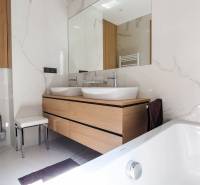 RIVERS I Prémiový 4-izbový byt s panoramatickým výhľadom na mesto - Kúpeľňa v 4-izbovom byte s mramorovými stenami a dvojitým umývadlom.