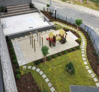 RIVERS I Prémiový 4-izbový byt s panoramatickým výhľadom na mesto - Zeleň a detské ihrisko pri 4-izbovom byte na ulici Na Roličkách, Bratislava - Nové Mesto.