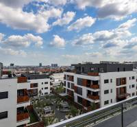 RIVERS I Prémiový 4-izbový byt s panoramatickým výhľadom na mesto - Výhľad na moderné bytové domy v Bratislave - Novom Meste, Na Roličkách, 4-izbový byt.