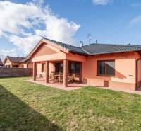 Nadštandardný 4-izbový rodinný dom s garážou a veľkým pozemkom - Rodinný dom na ulici Krajná v Stupave, tehlová fasáda, priestranný dvor, terasa.