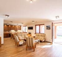 Nadštandardný 4-izbový rodinný dom s garážou a veľkým pozemkom - Obývačka s jedálňou a kuchyňou, podlaha s dreveným dekorom, Rodinný dom.