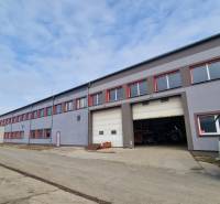 Prenájom HALA - SKLADOVÉ PRIESTORY - POPRAD od 2500 m2 - 5000 m2 - Sklady a haly na Východnej ulici v Poprade so zaparkovaným nákladným autom a nákladným vozidlom.
