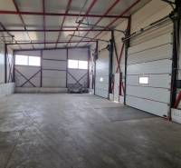 Prenájom HALA - SKLADOVÉ PRIESTORY - POPRAD od 2500 m2 - 5000 m2 - Priestranný priestor s vysokým stropom a veľkými bránami v Skadoch a halách.