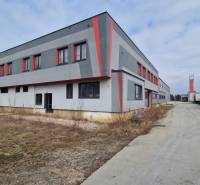 Prenájom HALA - SKLADOVÉ PRIESTORY - POPRAD od 2500 m2 - 5000 m2 - Priemyselná budova na Východnej ulici v Poprade so skladmi a halami.