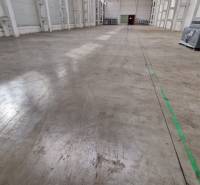 Prenájom HALA - SKLADOVÉ PRIESTORY - POPRAD od 2500 m2 - 5000 m2 - Priestranný interiér Skladov a hál s betónovou podlahou a balíkmi na ľavej strane.