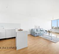 Na predaj luxusný 2-izb. byt s loggiou v Bratislave  - Útulná kuchyňa s bielymi skrinkami, sedačkou a veľkou presklenou stenou v 2-izbovom byte.