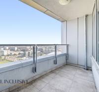 Na predaj luxusný 2-izb. byt s loggiou v Bratislave  - Balkón s výhľadom na mestskú panorámu, 2-izbový byt na Bajkalskej ulici v Bratislave.