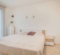 3-izbový byt s loggiou na sídlisku JUH, Nové Zámky – 61,37m2 - Svetlá spálňa so vstavanou skriňou a dekoračnými prvkami v 3-izbovom byte.