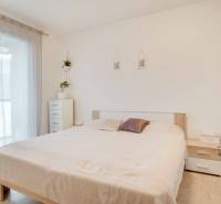 3-izbový byt s loggiou na sídlisku JUH, Nové Zámky – 61,37m2 - Svetlá spálňa v 3-izbovom byte s bielym nábytkom a posteľou.