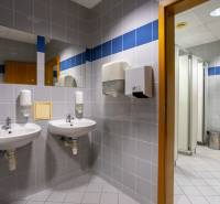 Prenájom kancelárií na prízemí budovy, Ružinov - Kancelárie s dlažbou, umývadlami, zrkadlami a zásobníkom na papierové utierky.