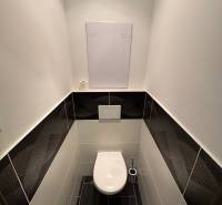 Prenájom 2-izb bytu v Bratislave-Rača - Kúpeľňa v 2-izbovom byte s bielymi a čiernymi obkladmi.