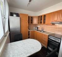 Prenájom 2-izb bytu v Bratislave-Rača - Kuchyňa v 2-izbovom byte s drevenými skrinkami a mramorovým stolom.