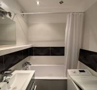 Prenájom 2-izb bytu v Bratislave-Rača - Kúpeľňa v 2-izbovom byte s vaňou, umývadlom a práčkou, decentné obklady.