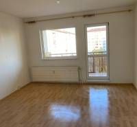 3 - IZBOVÝ BYT NA SÍDLISKU ZÁPAD Stará Ľubovňa - Izba v 3-izbovom byte s podlahou s dreveným dekorom a prístupom na balkón.