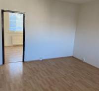 3 - IZBOVÝ BYT NA SÍDLISKU ZÁPAD Stará Ľubovňa - Izba v 3-izbovom byte s bielymi stenami a podlahou s dreveným dekorom.