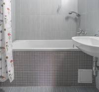 I Predaj 3- izbového bytu v Dúbravke - Kúpeľňa s vaňou a závesom v 3-izbovom byte.