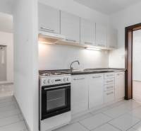 I Predaj 3- izbového bytu v Dúbravke - Kuchyňa s bielymi skrinkami a sporákom v 3-izbovom byte.